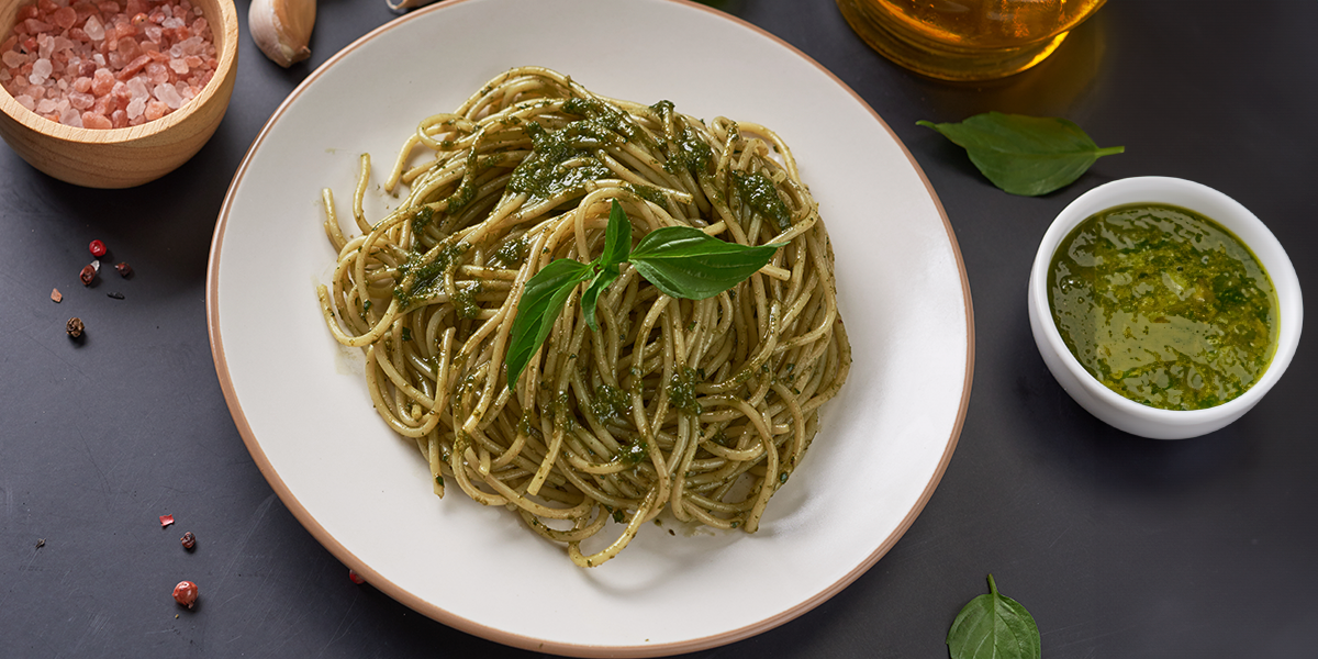 Macarrão integral com molho pesto de espinafre (massa equilibrada)