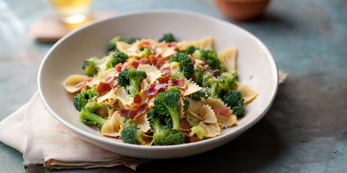 Macarrão com brócolis e bacon (massa prática)