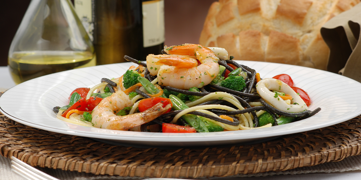 Espaguete preto e branco (massa especial)