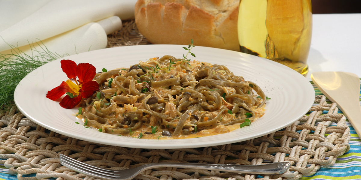 Macarrão ninho com molho branco e ragu de coelho (massa especial)