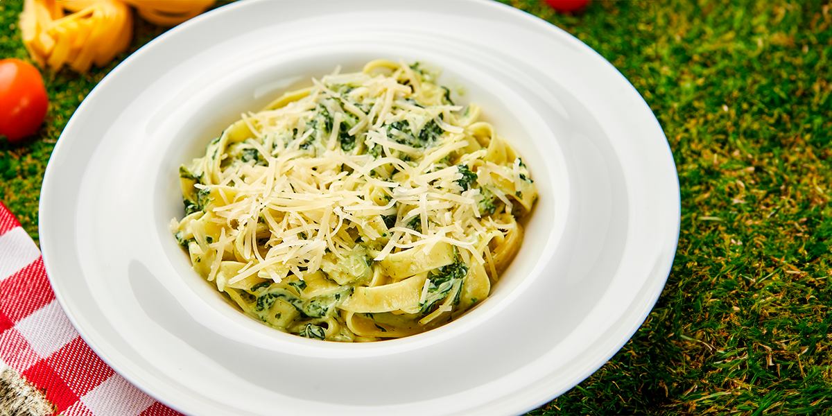 Macarrão linguine ao molho pesto de rúcula (massa especial)