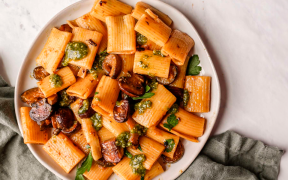 Rigatoni com molho funghi e abobrinha (massa prática)