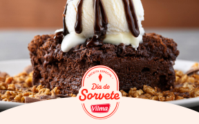 Bolo cremoso de chocolate com sorvete e calda quente