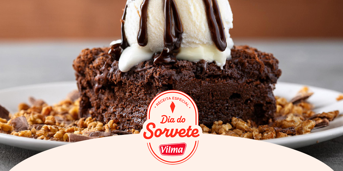 Bolo cremoso de chocolate com sorvete e calda quente
