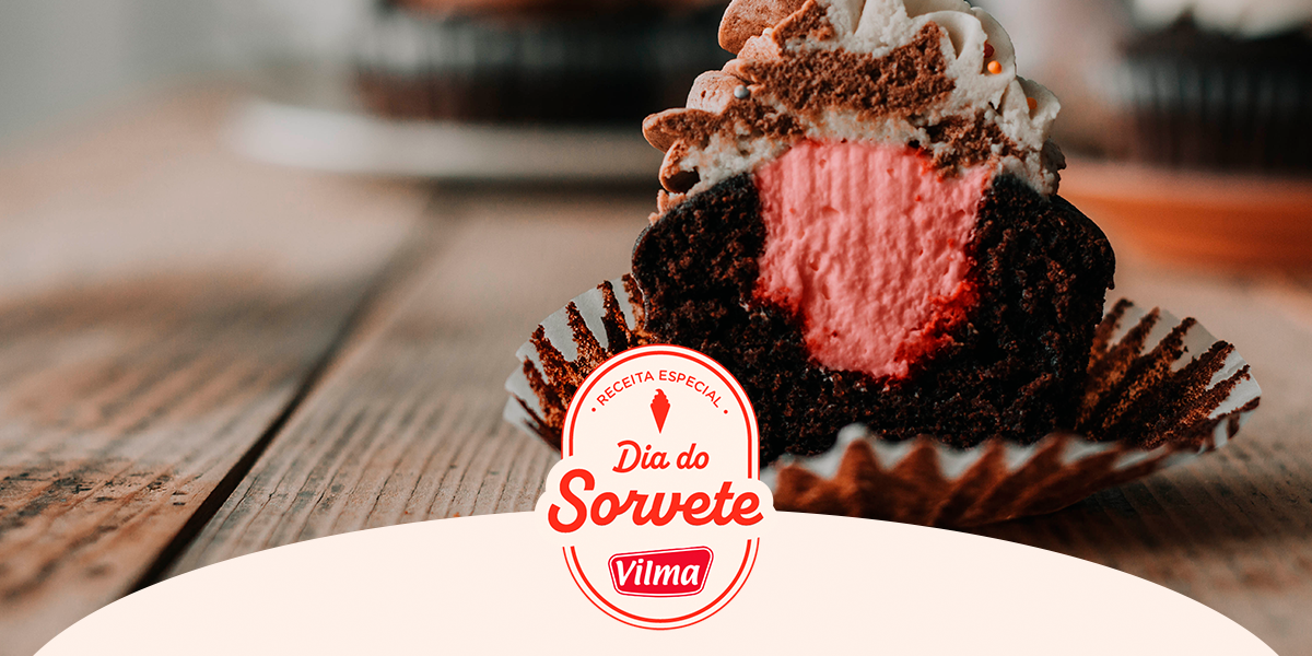 Cupcake de chocolate com recheio de sorvete