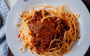 Macarrão ao molho bolonhesa (massa prática)