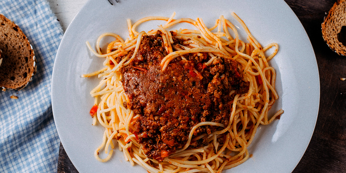 Macarrão ao molho bolonhesa (massa prática)