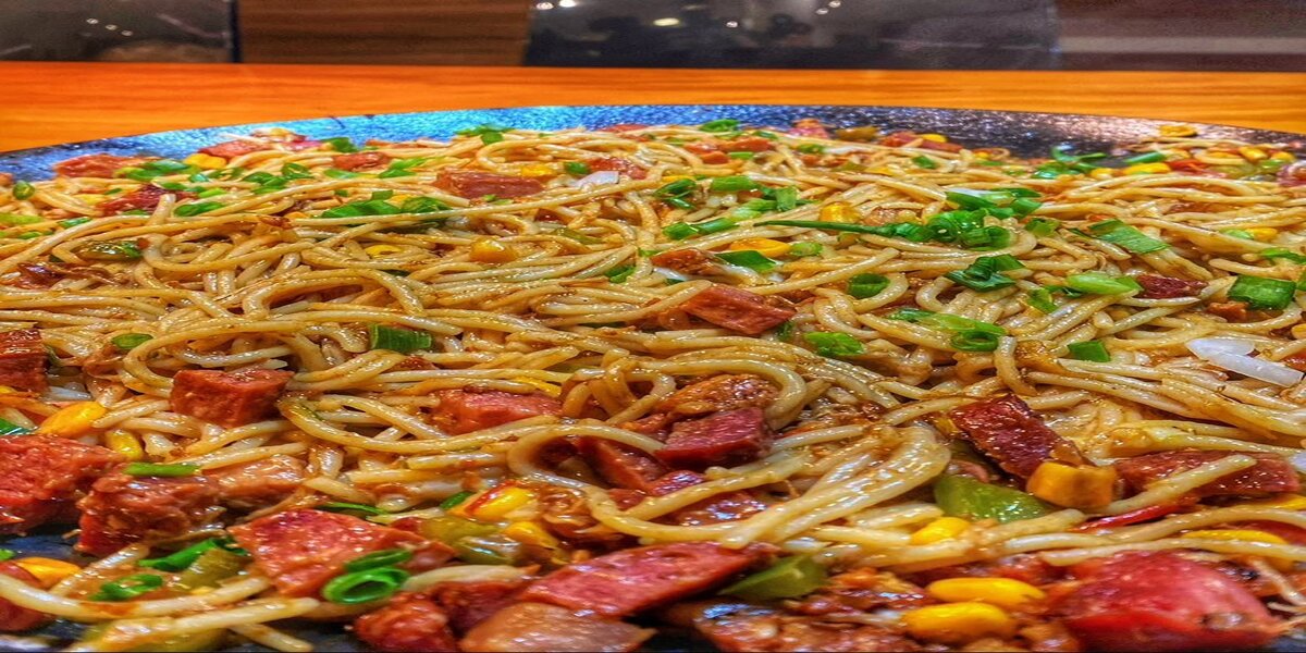 Macarrão na chapa (massa prática)