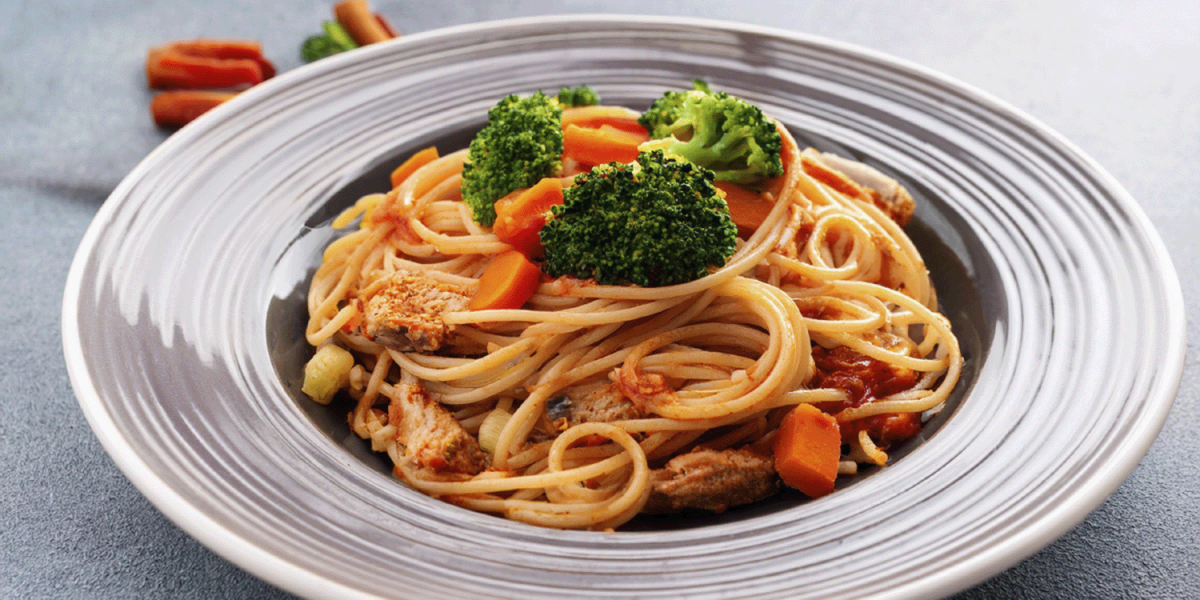 Macarrão com molho de frango e legumes (massa prática)