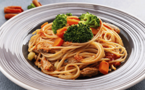 Macarrão com molho de frango e legumes (massa prática)