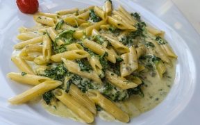 Penne com molho de espinafre (massa especial)