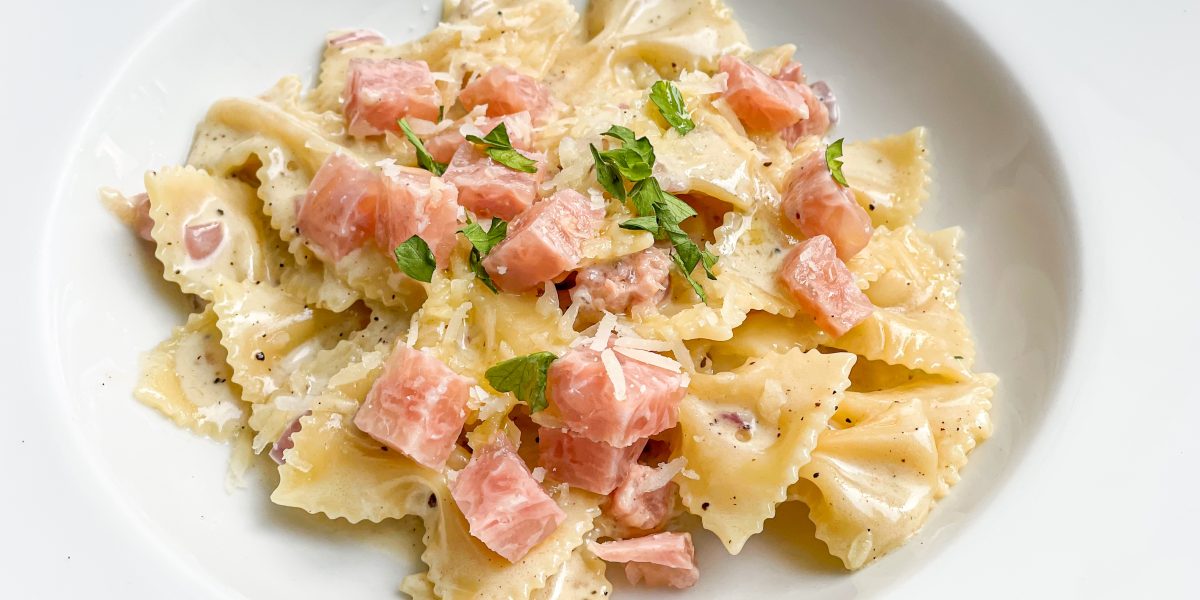 Macarrão com bacon e molho branco (massa prática)