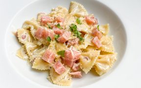 Macarrão com bacon e molho branco (massa prática)